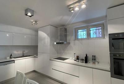 Apartament cu 5 camere semidecomandat, mobilat în Capitale - 24