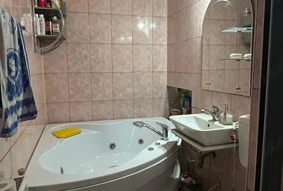 Apartament cu 4 camere semidecomandat în Central