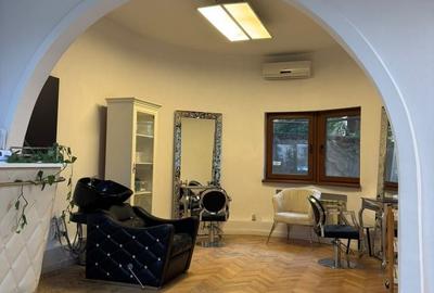 Apartament cu 3 camere semidecomandat în Victoriei