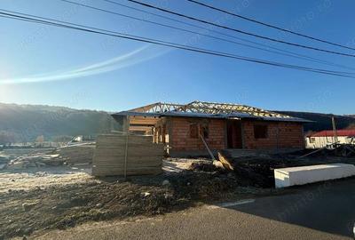 Casă cu 4 camere cu Teren 500 Mp în Corunca - 2