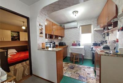 Apartament cu 3 camere decomandat în Micro 14