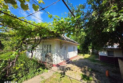 Casă cu 2 camere cu Teren 1200 Mp în Central