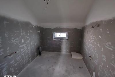 Casă cu 4 camere cu Teren 290 Mp în Central - 2