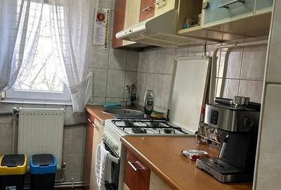 Apartament cu 3 camere semidecomandat, mobilat în Dacia