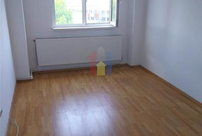 Apartament cu 3 camere în Tineretului