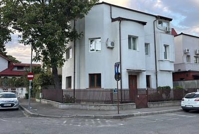Apartament cu 3 camere semidecomandat în Tineretului