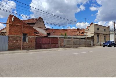 Casă cu 8 camere cu Teren 385 Mp în Central - 1