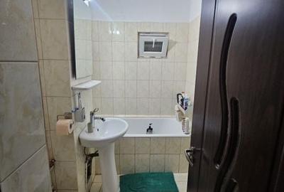 Apartament cu 2 camere semidecomandat în Craiovița Nouă