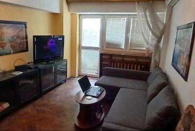 Apartament cu 3 camere semidecomandat, mobilat în Victoriei