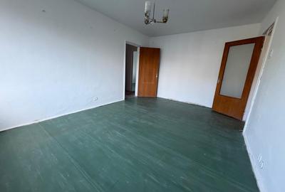 Apartament cu 3 camere semidecomandat în 1 Decembrie 1918 - 1