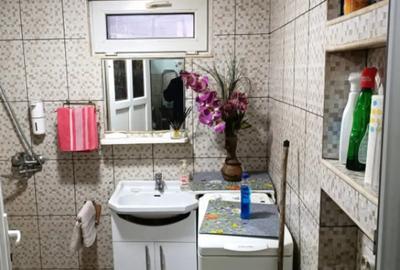 Casă cu 2 camere cu Canalizare în Central