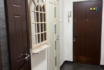 Apartament cu 3 camere semidecomandat în Berceni