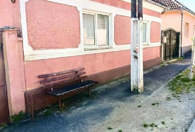Casă cu 2 camere cu Teren 756 Mp în Central