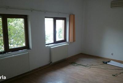 Casă cu 4 camere cu Teren 70 Mp în Central