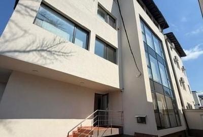 Casă individuală cu 13 camere cu Canalizare în Titulescu - 2