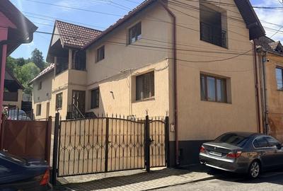 Casă cu 4 camere cu Canalizare în Central - 1