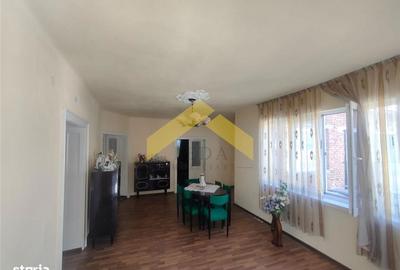Casă cu 5 camere cu Teren 1782 Mp în Bârzava - 4