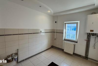 Apartament cu 3 camere semidecomandat în Sud