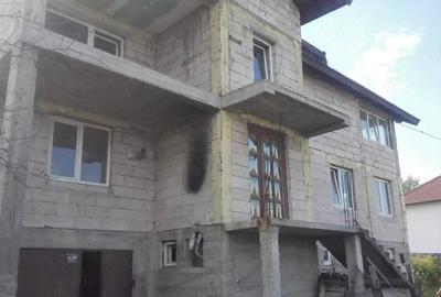 Casă cu 9 camere cu Teren 500 Mp în Vulcan