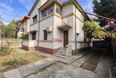 Casă individuală cu 7 camere cu Canalizare în Domenii