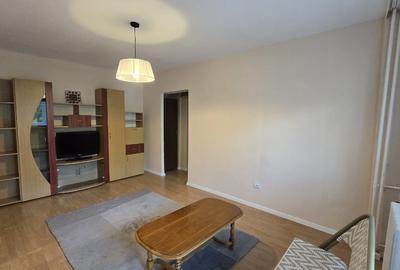 Apartament cu 4 camere semidecomandat, mobilat în Tei