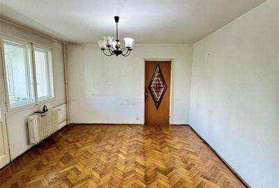 Apartament cu 3 camere semidecomandat în Berceni