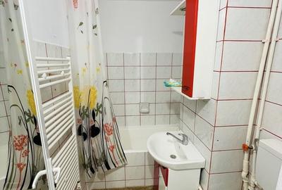 Apartament cu 3 camere decomandat în Micro 4