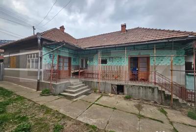 Casă cu 4 camere cu Teren 400 Mp în Central - 1