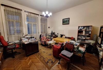 Apartament cu 5 camere semidecomandat, mobilat în Central
