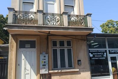 Casă individuală cu 10 camere cu Canalizare în P-ța Victoriei