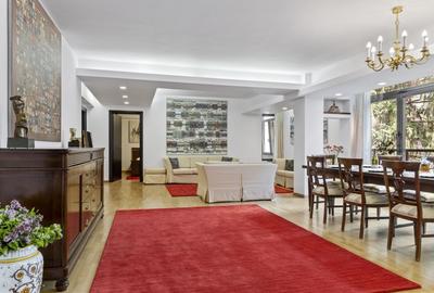 Apartament cu 3 camere semidecomandat în Arcul de Triumf