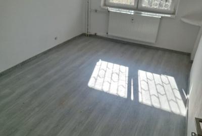 Garsonieră decomandată în Sud