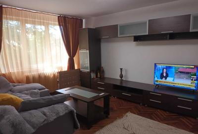 Apartament cu 4 camere semidecomandat, mobilat în Punctele Cardinale