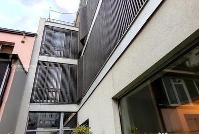 Apartament cu 3 camere semidecomandat în Victoriei