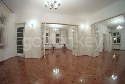 Apartament cu 5 camere semidecomandat în Dorobanți