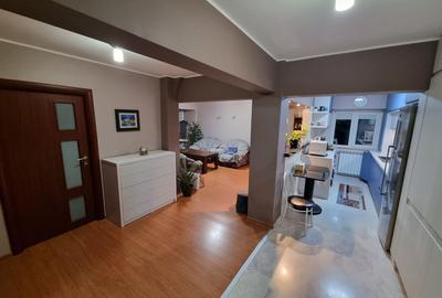 Apartament cu 4 camere semidecomandat, mobilat în CET - 6