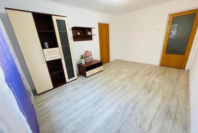Apartament cu 3 camere semidecomandat în Tei