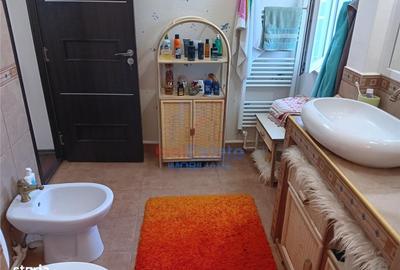 Casă cu 3 camere decomandat în Valea Adâncă