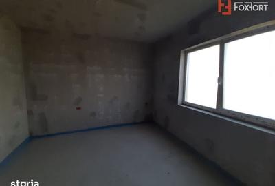 Apartament cu 3 camere în Plopi
