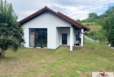 Casă individuală cu 4 camere cu Teren 600 Mp în Est