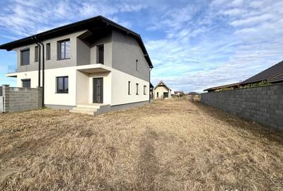Casă cu 4 camere cu Teren 389 Mp în Sânandrei
