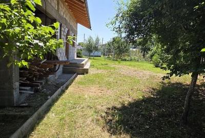 Casă cu 4 camere în Podenii Noi