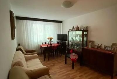 Apartament cu 3 camere semidecomandat în Rahova