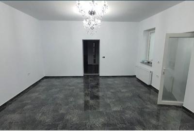 Spațiu comercial, de 120 mp, în Central - 1