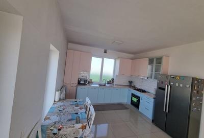 Casă cu 4 camere cu Teren 500 Mp în Domnești