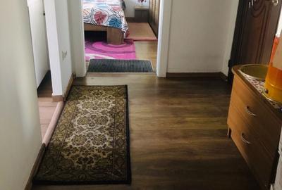 Apartament cu 3 camere semidecomandat în Podu Roș