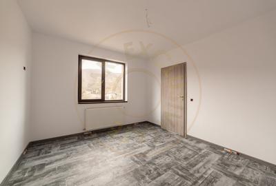 Casă individuală cu 8 camere cu Canalizare în Izvorani - 17