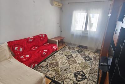 Garsonieră decomandată în Vest