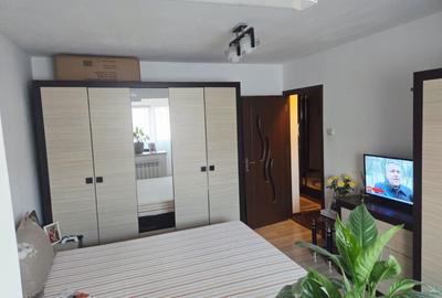 Apartament cu 2 camere decomandat în CET - 9