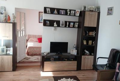 Casă cu 6 camere cu Teren 1600 Mp în Văcăreni